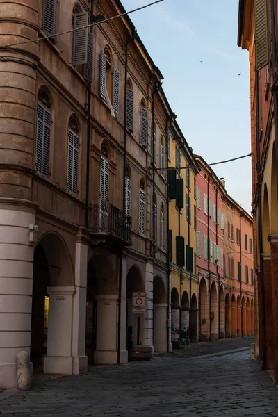 イタリアの町の通りで古典的な古い建物. — ストック写真