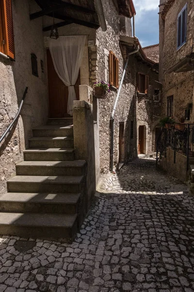 Stairs on an entrance of a house in an old stone town. — Stock Photo, Image