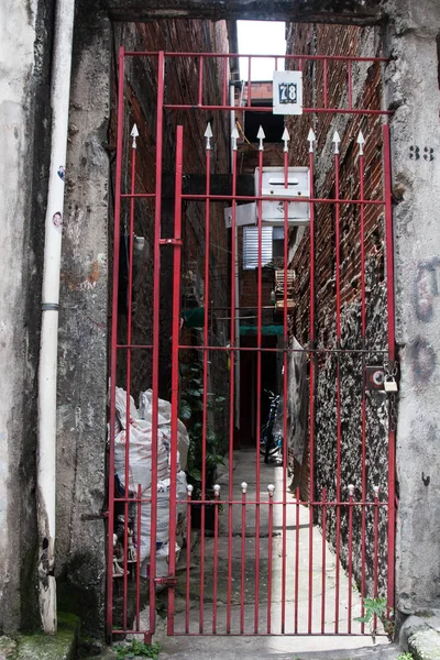 Red metal gate of a slum in Brazil. — Stock Photo, Image