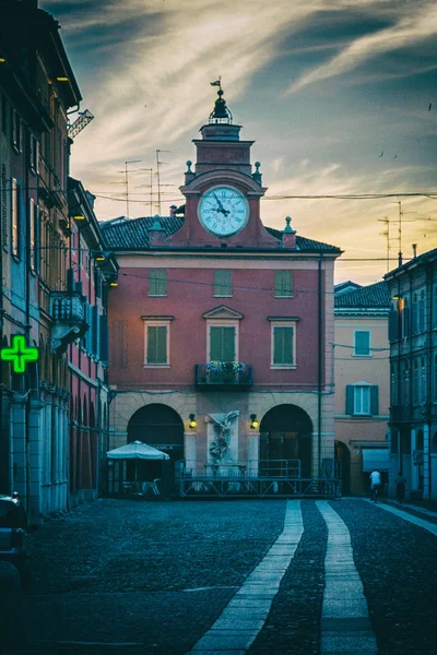 Saat Kulesi ve İtalya eski bir şehir bir sokakta iz Eczanesi.
