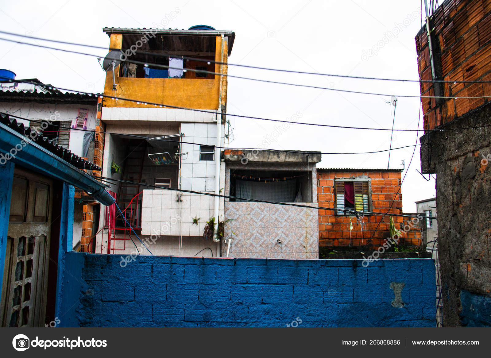 Lençol Metálico E Coberturas Ocas Casas-escuras Numa área Pobre Da Favela  Em Manila Foto de Stock - Imagem de linha, miséria: 183821898