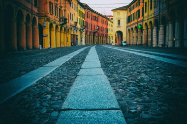 Renkli evlerin Caddesi'nin arka planına duvar kağıdı.
