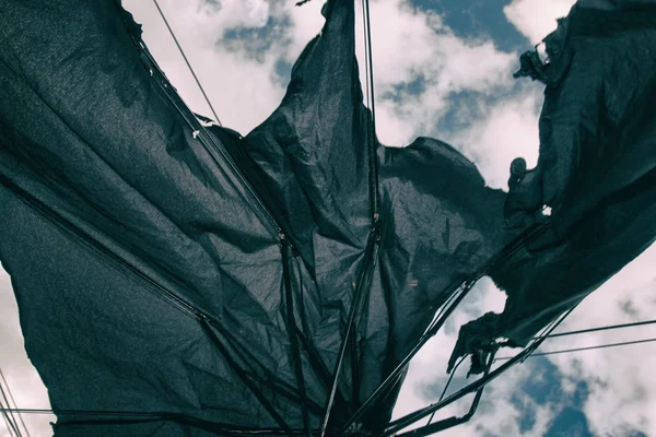 Der Abgewetzte Schwarze Regenschirm Mit Blauem Himmel Weißen Wolken Und — Stockfoto