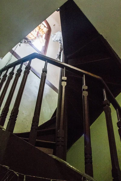 Vista Vertical Las Escaleras Madera Carbón Una Casa Antigua Abandonada —  Fotos de Stock