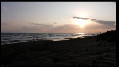 Bir yaz günbatımı kum tepeleri sakin dalgalar kıyıya vurma ile sahilde güzel sakin manzara manzara. Hiçbir insan.