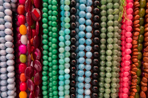 Fondo Pantalla Collar Colores Piedras Preciosas Cuentas Colores Exhibidos Una — Foto de Stock