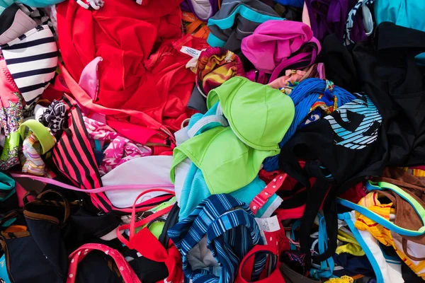 Renkli kadın bikini mayo bir sokak perakende mağaza sepet görüntüleme arka plan duvar kağıdı. Beach yazlık giysiler. Hiçbir insan.