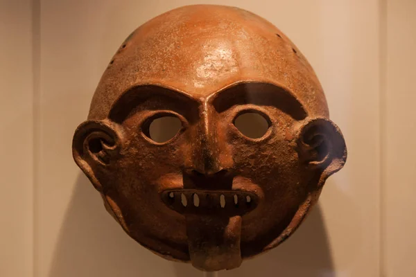 Inca antik pişmiş toprak maskenin arka planına duvar kağıdı. Hiçbir insan.