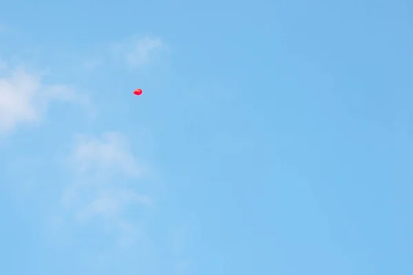 Tapete Hintergrund Eines Roten Ballons Fliegen Den Blauen Himmel Mit — Stockfoto