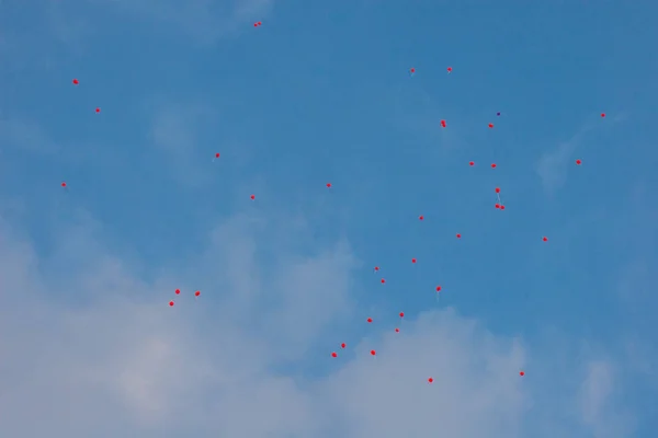 Tapete Hintergrund Eines Roten Ballons Fliegen Den Blauen Himmel Mit — Stockfoto