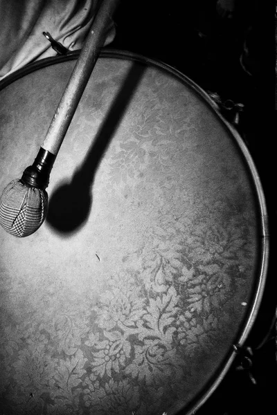 Yastık üzerinde bir sokak karnaval parti ile sopa ile büyük davul.