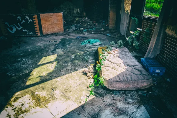 Abandonado Interior Desgastado Antigo Clube Com Paredes Tijolo Vermelho Cheio — Fotografia de Stock