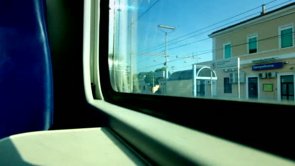 Vista Ángulo Bajo Desde Ventana Tren Que Sale Una Estación — Vídeos de Stock