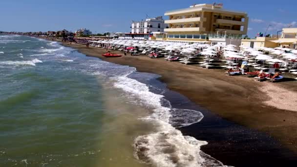 Resorts Und Menschen Strand Vor Einem Welligen Meerwasser Einem Schönen — Stockvideo