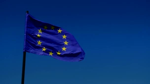 欧洲国旗在风中吹着蓝天背景在美丽明媚的阳光夏日 — 图库视频影像