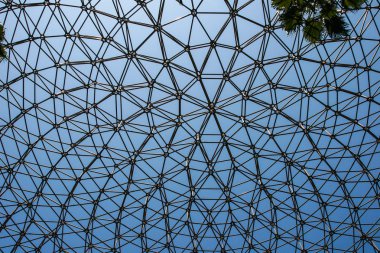 Kavisli tavanı geometrik çerçeve yapısı siyah çelik kubbe. modern ve çağdaş mimari tarzı mimari ve endüstriyel arka plan veya desen olarak.