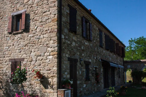 Tapete Hintergrund Des Alten Bauernhauses Aus Stein Mit Holzfenstern Umgeben — Stockfoto