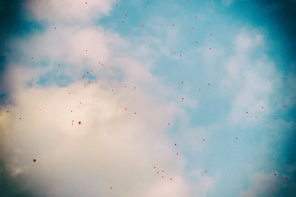 Обои Фоне Красных Воздушных Шаров Летающих Голубом Небе Белыми Облаками — стоковое фото