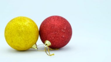 Noel parlak simli ve beyaz zemin üzerine kırmızı topları görüntüleri döngü için hazır izole.