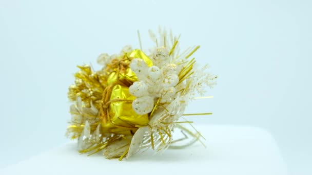 金色圣诞花束鲜花与礼物在白色背景 准备循环的素材 — 图库视频影像