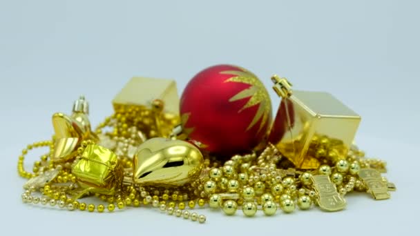 Decoração Natal Dourada Bola Vermelha Com Estrela Girando Fundo Branco — Vídeo de Stock