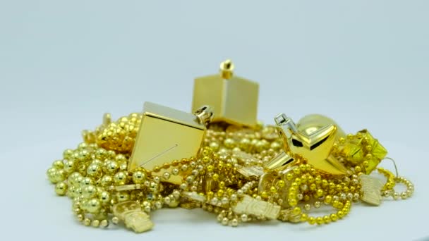 Décoration de Noël dorée tournant sur fond blanc. Images prêtes pour la boucle .