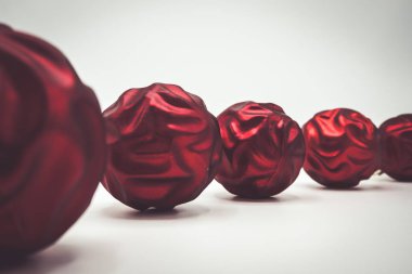 Tatil duvar kağıdı arka plan beyaz arka plan üzerinde izole renkli Noel süslemeleri.