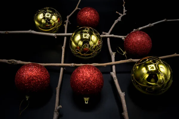 Kuru Dallar Siyah Arka Plan Üzerinde Noel Kırmızı Altın Top — Stok fotoğraf