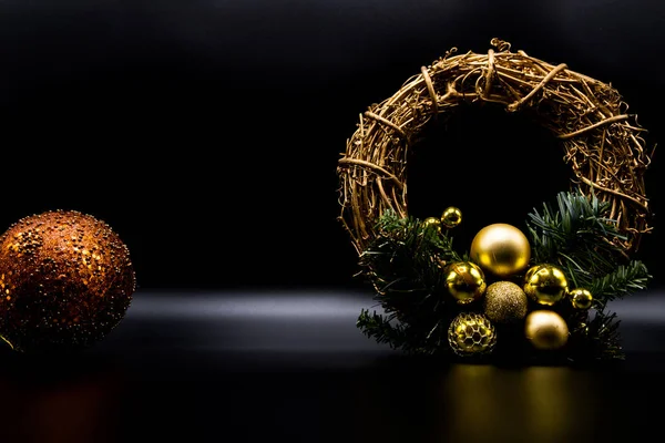 Cool Vakantie Wallpaper Achtergrond Van Kerstversiering Ballen Kerstballen Zwarte Achtergrond — Stockfoto