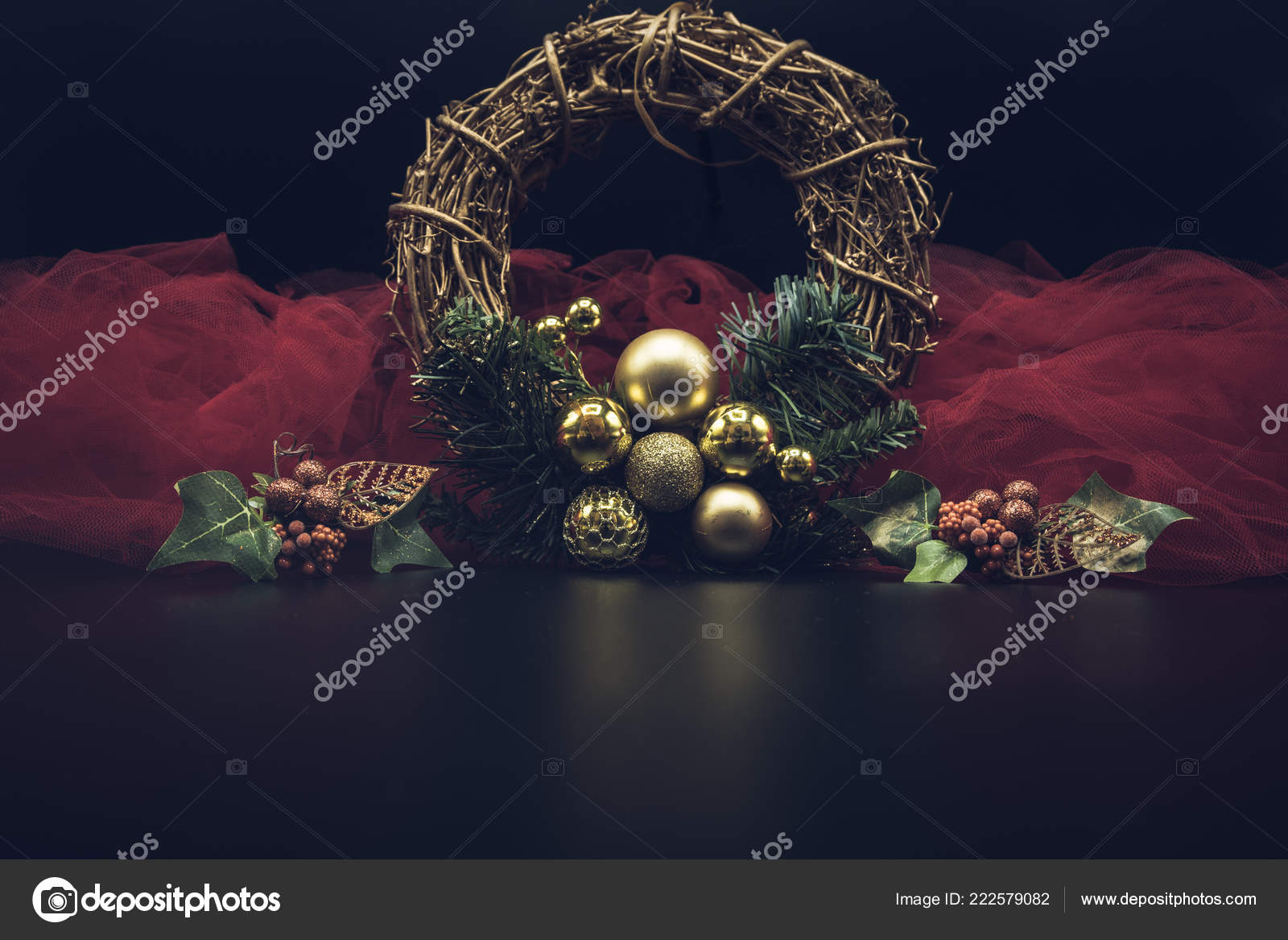 クールな休日のクリスマスの装飾とボールまたは黒い背景につまらないものの背景を壁紙します ストック写真 C Alevecchi Gmail Com