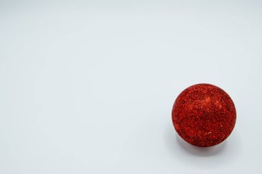 Tatil duvar kağıdı arka plan beyaz arka plan üzerinde izole Noel ağacı süslemeleri.