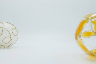 Tatil duvar kağıdı arka plan beyaz arka plan üzerinde izole renkli Noel süslemeleri.