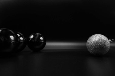 Serin tatil Noel süsleri ve topları veya baubles siyah arka plan üzerine arka planına duvar kağıdı.