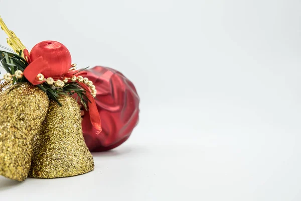 Праздники Обои Фоне Красочных Рождественских Украшений Изолированы Белом Фоне — стоковое фото