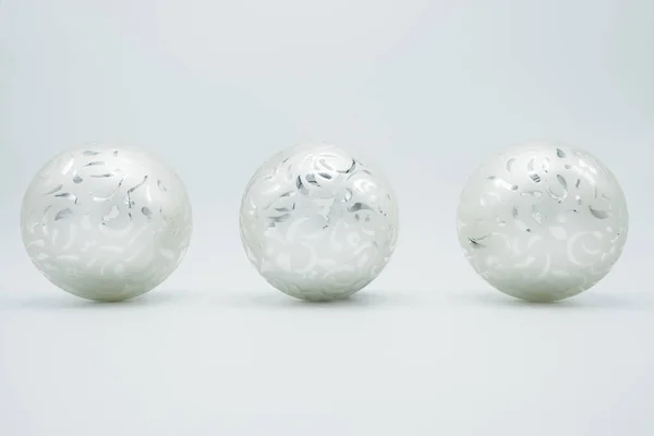 Tek renkli zarif Noel duvar kağıdı arka plan ağaç süsleri. Şık tatil görüntü siyah beyaz.