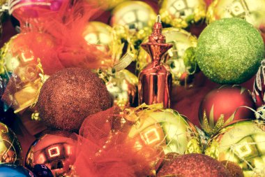 Topları ve kutlama ağacı süslemeleri Noel canlı renkli duvar kağıdı arka plan doku.