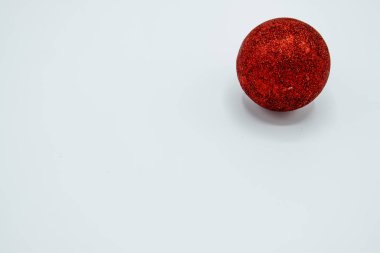 Tatil duvar kağıdı arka plan beyaz arka plan üzerinde izole Noel ağacı süslemeleri.