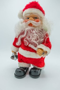 Beyaz arka plan üzerinde izole elinde gümüş bir çan ile Noel Baba oyuncak figür.