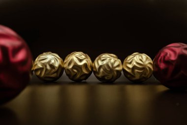 Serin tatil Noel süsleri ve topları veya baubles siyah arka plan üzerine arka planına duvar kağıdı.