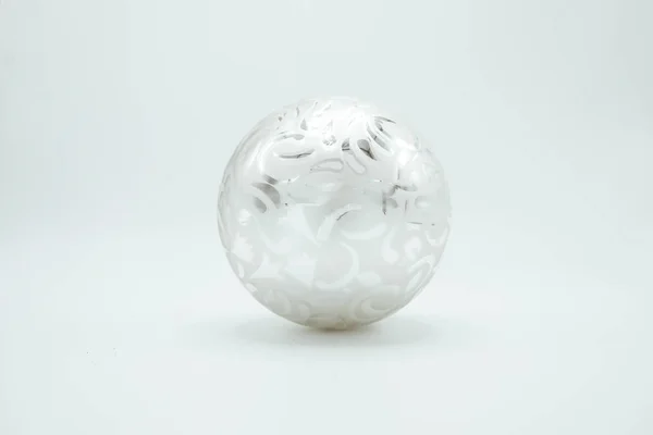 Tek renkli zarif Noel duvar kağıdı arka plan ağaç süsleri. Şık tatil görüntü siyah beyaz.