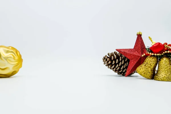 Tatil duvar kağıdı arka plan beyaz arka plan üzerinde izole renkli Noel süslemeleri.