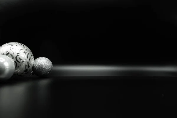 Serin tatil Noel süsleri ve topları veya baubles siyah arka plan üzerine arka planına duvar kağıdı.