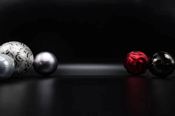 Serin tatil Noel süsleri ve topları veya baubles siyah arka plan üzerine arka planına duvar kağıdı.