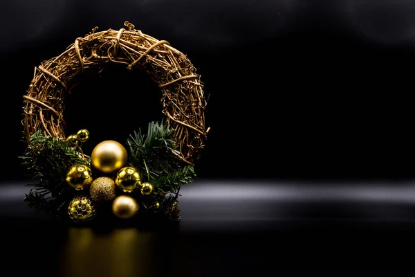 Cool Vakantie Wallpaper Achtergrond Van Kerstversiering Ballen Kerstballen Zwarte Achtergrond — Stockfoto