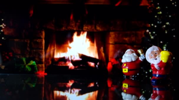 Casal Brinquedos Papai Noel Com Lareira Árvore Natal Fundo Sala — Vídeo de Stock