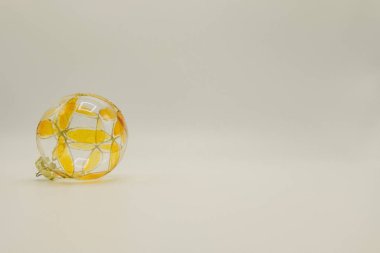 Tatil duvar kağıdı arka plan beyaz arka plan üzerinde izole renkli Noel süslemeleri.