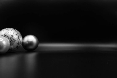 Serin tatil Noel süsleri ve topları veya baubles siyah arka plan üzerine arka planına duvar kağıdı.