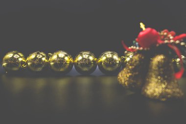 Serin tatil Noel süsleri ve topları veya baubles siyah arka plan üzerine arka planına duvar kağıdı.