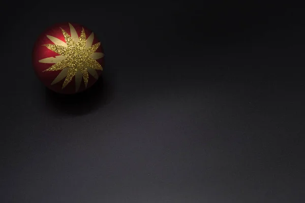 Noel duvar kağıdı arka plan siyah arka plan üzerine izole kutlama kırmızı ve altın ağaç Ball.