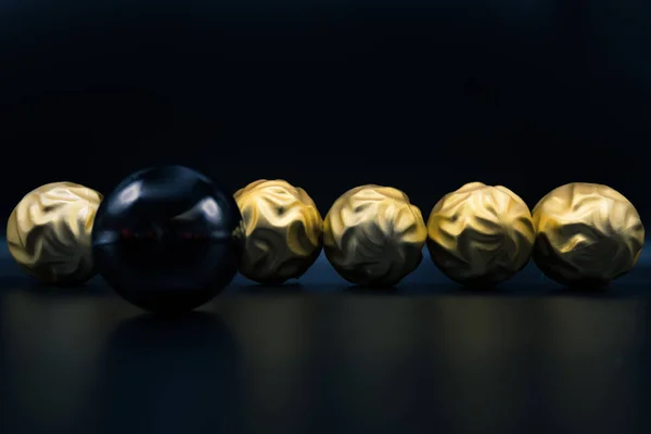 Serin tatil Noel süsleri ve topları veya baubles siyah arka plan üzerine arka planına duvar kağıdı.